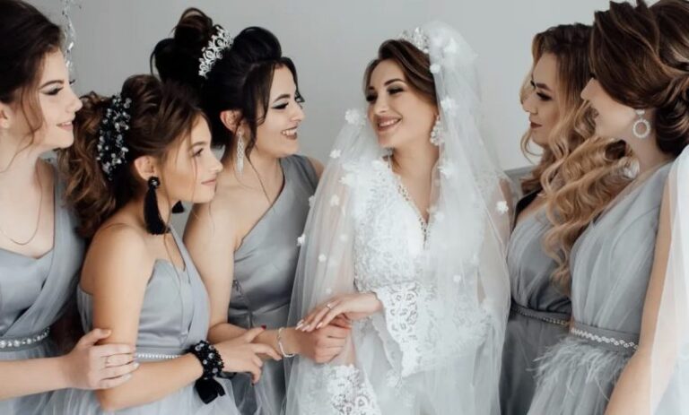 Lors de notre mariage, mes demoiselles d’honneur glissaient discrètement quelque chose à mon mari. À la fin de la soirée, il a décidé de mettre fin à notre mariage.