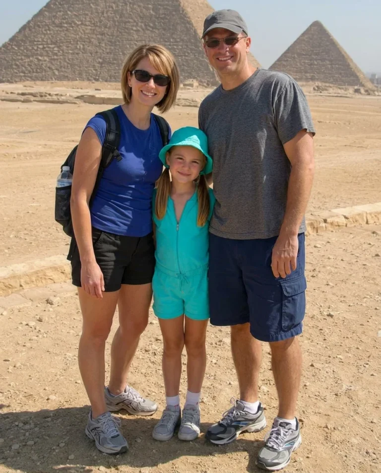 Ma fille a disparu alors que notre famille vivait en Égypte. Vingt ans plus tard, j’ai reçu une carte postale de là-bas, et les mots au dos m’ont brisé le cœur.
