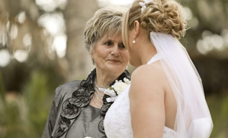 Ma belle-mère a insulté ma mère, d’une nature réservée, en la traitant de « laide » lors de mon mariage. Incapable de se défendre, je l’ai prise en charge.
