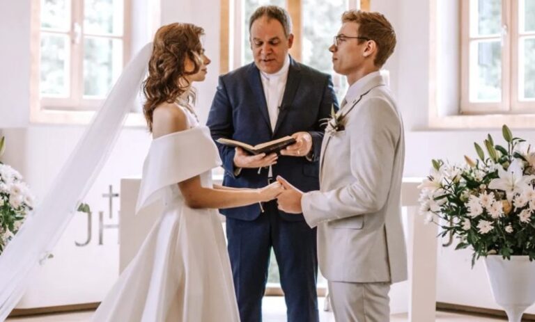 Le jour de notre mariage, ma future belle-mère a fait irruption dans l’église, brandissant une lettre et protestant contre notre union.